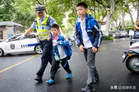 扎根一线的“微笑交警”图片