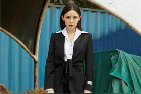 都说“无痕裤+运动鞋”是最土穿法，为何她能穿出时髦感？原因有3图片