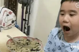 要“黄冈密卷”的孩子:一定考个好大学,不让别人说我没有努力做卷子图片