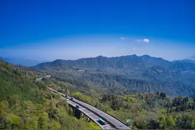 「视频」昨夜雅西高速荥经段塌方 目前道路已抢通图片