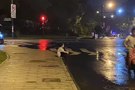 【警徽闪耀抗洪防汛一线】暴雨后，9岁女孩一直在路边等爸爸，这张照片刷爆朋友圈！图片