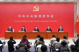 市发展改革委组织党员干部收看党的十九届六中全会精神新闻发布会图片