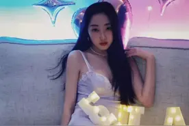 蒋梦婕28岁庆生照被扒，穿着清凉坐姿豪放，清纯形象引争议图片