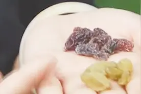 葡萄干洗后为何会变色？葡萄干上面的白色物质是什么呢？视频封面