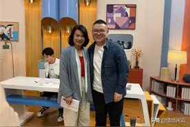岳云鹏晒合影，不想努力的原因找到了，背景板白衣帅哥实力抢镜图片