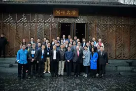 马云的湖畔大学被关停？门口校碑遭毁坏，李冰冰胡彦斌都曾是校友图片