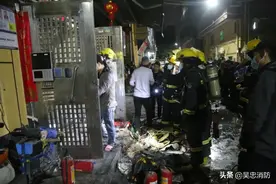 “铁砂掌”灭火？惊了！图片