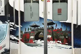 地铁一号线西咸新区文化旅游专列开行  地铁车厢内遇见美景 邂逅“汉服小姐姐”图片