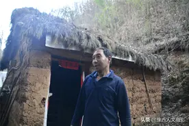深山沟里住着母子俩，56岁大哥用柏叶搭棚养牛，串个门得走一里图片