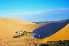 沙漠中的奇迹，敦煌月牙泉的水为什么不会消失？全靠人工来补水图片