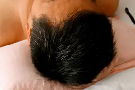 从多少岁开始长白头发正常？不到60岁就有很多白发，说明什么？图片
