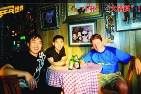 老瓦怪事一箩筐：至今单身还不会开车，81岁老妈嫁给94岁邻居图片