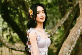 赵丽颖七夕晒美照，穿吊带长裙露出“排骨胸”，有点瘦过头了图片