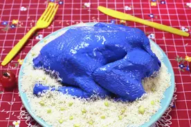 蓝色食物让人没有食欲，人类对于蓝色的恐惧是刻在基因里的图片