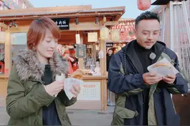 马伊琍综艺首秀，穿毛领外套配牛仔裤，和汪涵吃路边摊没包袱图片