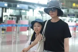 袁泉携女走机场，穿T恤配牛仔裤简约减龄，10岁女儿的长腿遗传她图片