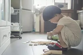 宝宝喜欢砸东西咬人等行为，家长可这样引导，合理发泄“破坏欲”图片