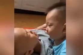 小舅舅睡醒没找到妈妈急得直哭，外甥眼含热泪"婴语"安抚：我懂你图片
