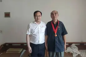 团市委书记李华敏为退休老党员颁发“光荣在党50年” 纪念章图片