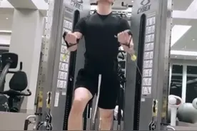 何超莲送别赌王后首更动态 晒窦骁健身视频疑同居图片