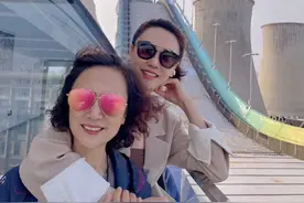央视主播张琳带母亲出游，穿着朴素大气，母女同框似姐妹花图片