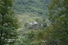 秦岭深山里的大户人家，有花有房还有冲水厕所，现如今已人去楼空图片