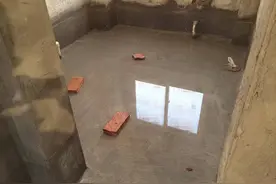 卫生间闭水测试，水位下降师傅却说没事！骂师傅不敬业，却自打脸图片