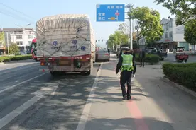南城县路口大货车盲区，小轿车“见缝插针”造成超车事故图片