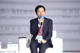 雷军登顶福布斯，小米超越苹果，我想到了仙桃小米之家门口的字图片