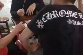 王思聪曾经在街头撸串被打, 打人者后来如何了?图片