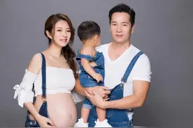 安以轩宣布即将封肚，与老公儿子拍孕肚写真，夫妻甜蜜亲吻太幸福图片