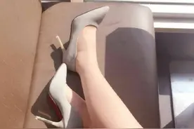 尖头细跟以经典之姿呈现休闲风格，加倍呵护女性的玉足图片