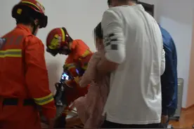 女童脚踝被卡沙发缝隙，消防员5秒帮解围图片