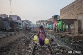 实拍印度底层人的生活：火车轨道旁的贫民窟，见到中国游客很自信图片