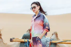 妻子团骑骆驼体验大漠风情 吉娜笑容亮眼碎花长裙时尚减龄图片
