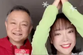 宝玉欧阳奋强与24岁女儿罕同框，父女眉眼超像，曾扮林黛玉被嘲图片