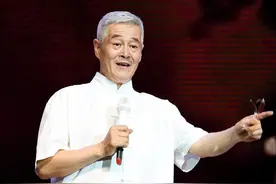 5岁被赵本山选中演谢腾飞，爆红后因笑声被骂，这孩子做错了什么图片