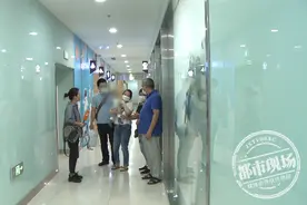 气愤！宝妈用商场饮水机的水冲奶粉，竟发现里面有绿色“青苔”？图片