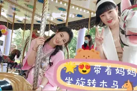 薇娅带娃逛游乐场，穿粉衣扎麻花辫真俏皮，“女王”也有少女心图片