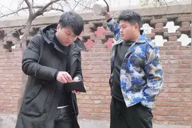 学生每天路边乞讨，陌生男子每天路过给他100元，结局十分暖心视频封面