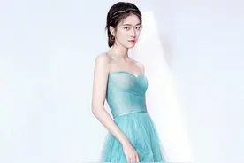 "小蜜桃"张雪迎成熟了，抹胸蕾丝裙硬勒出凹凸感，小身材也有料图片