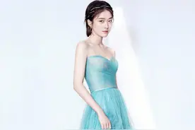 "小蜜桃"张雪迎成熟了，抹胸蕾丝裙硬勒出凹凸感，小身材也有料图片