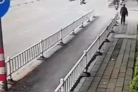 （视频）@太原人，点赞！便衣警花追捕嫌疑人时摔倒，热心大叔一记“扫堂腿”撂翻嫌疑人图片