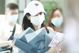 吴宣仪穿白T牛仔外套清新休闲 搭蓝格短裤秀嫩白美腿图片