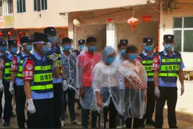 边界不可越！广西边境民警押解16名非法入境外国人指认现场图片