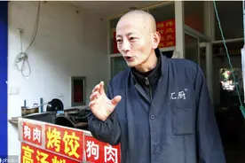 烤饺店老板酷似葛优，食客劝他改行当替身来钱快，他没有因此迷失图片