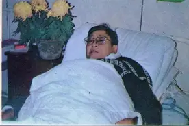得知路遥死讯，老母当场昏厥，每天孤单坐在村口，等着儿子回来图片