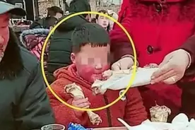 孩子吃饭时出现这种表现，长大“没出息”，不仅不可爱还让人反感图片