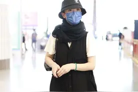 周迅带火了“佛系”穿搭，一身松垮装不仅不显邋遢，反而随性舒适图片