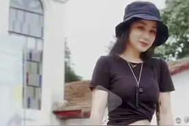 姚芊羽好任性，黑色短T配大牌短裤，腹部纤细身材太赞了图片